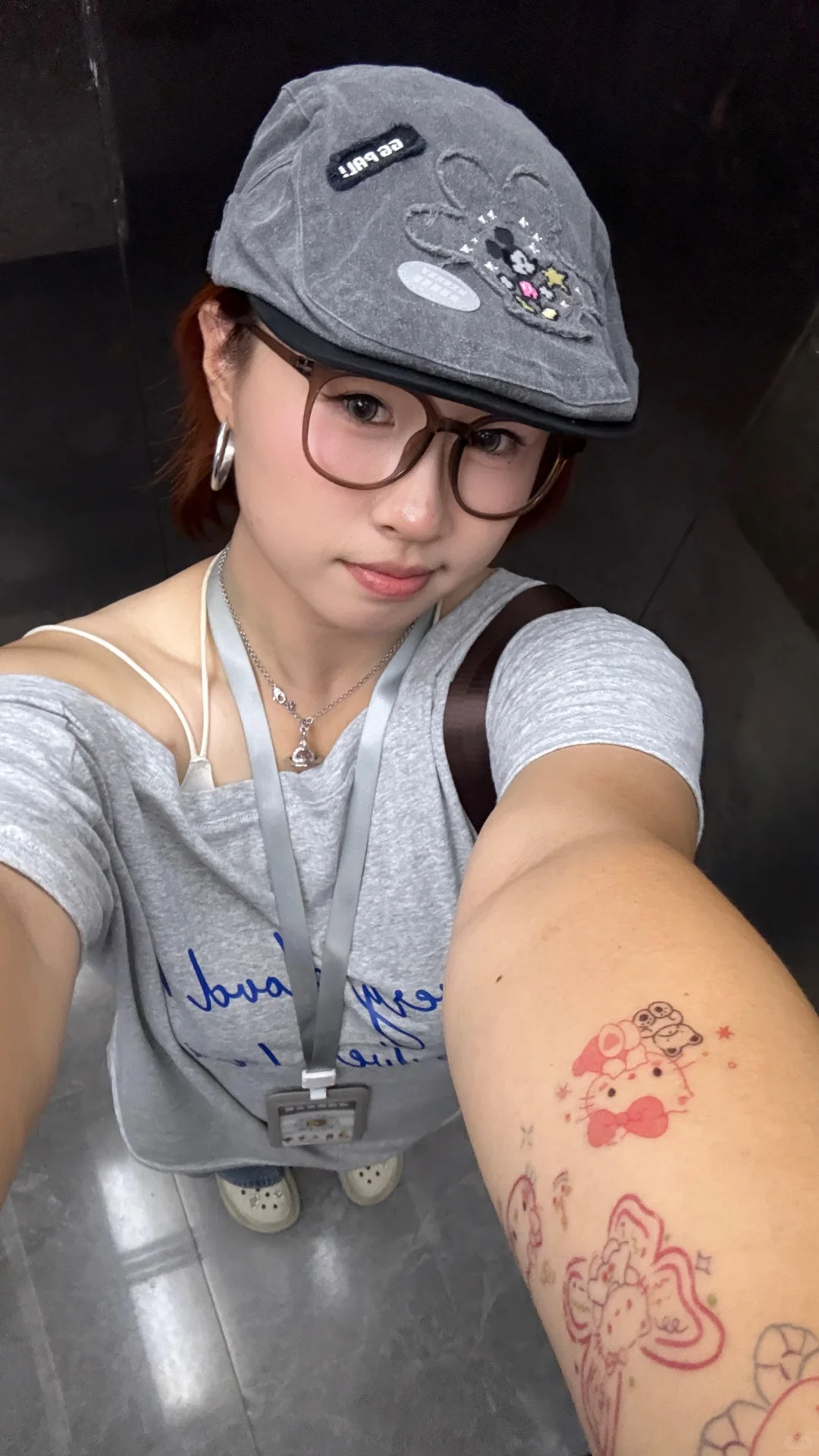 欣赏自己的美貌