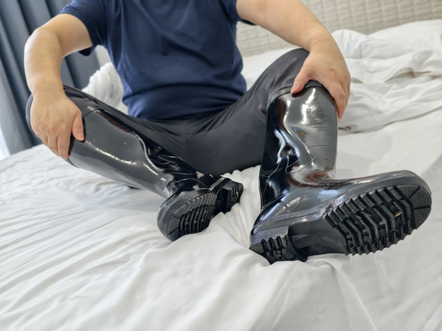 雨靴展示，无不良引导行为