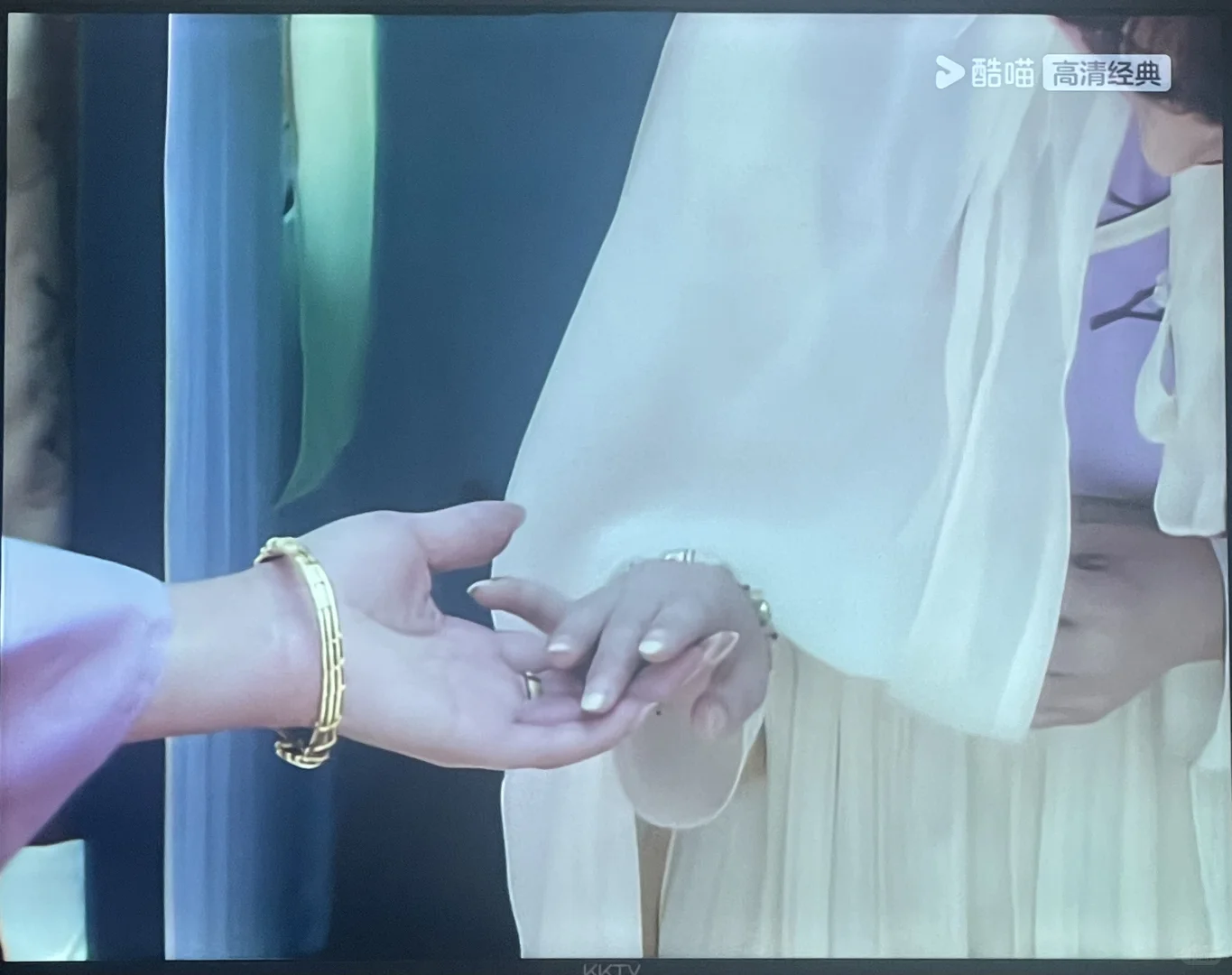 女主角还是得一袭白衣亮相