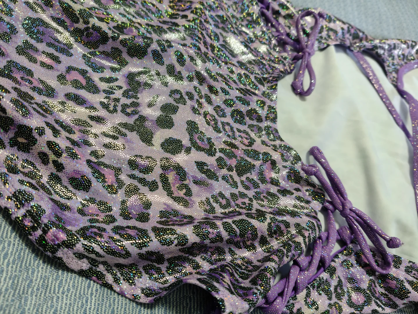 波光粼粼的泳衣