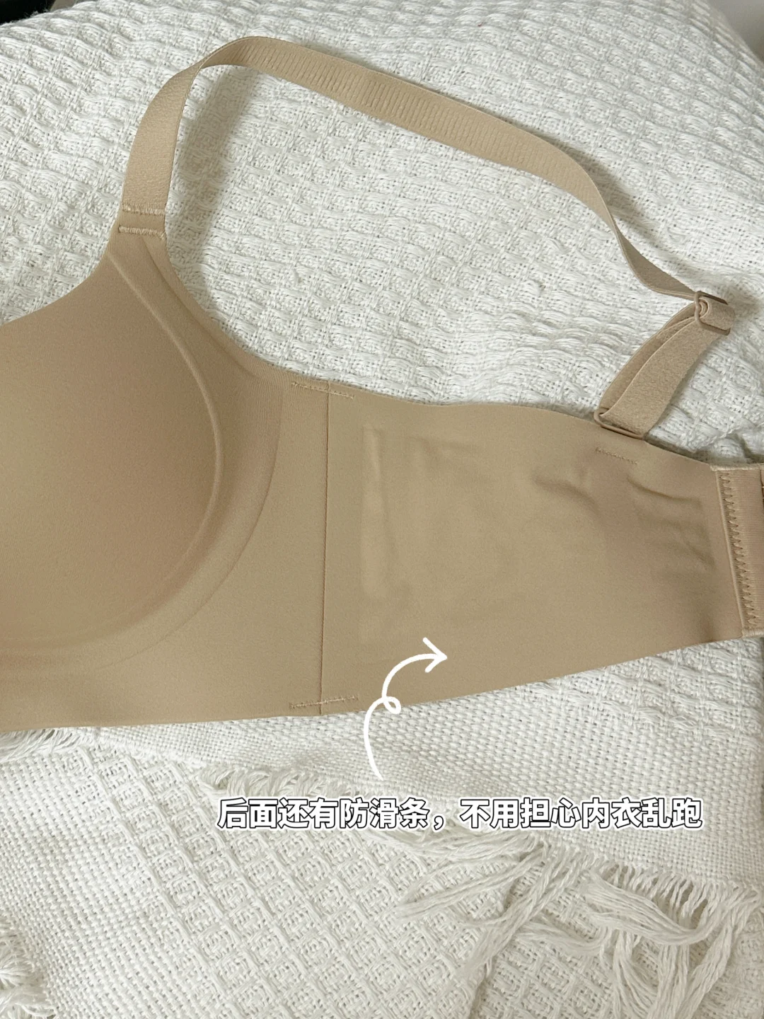 小胸姐妹国庆出行显胸内搭