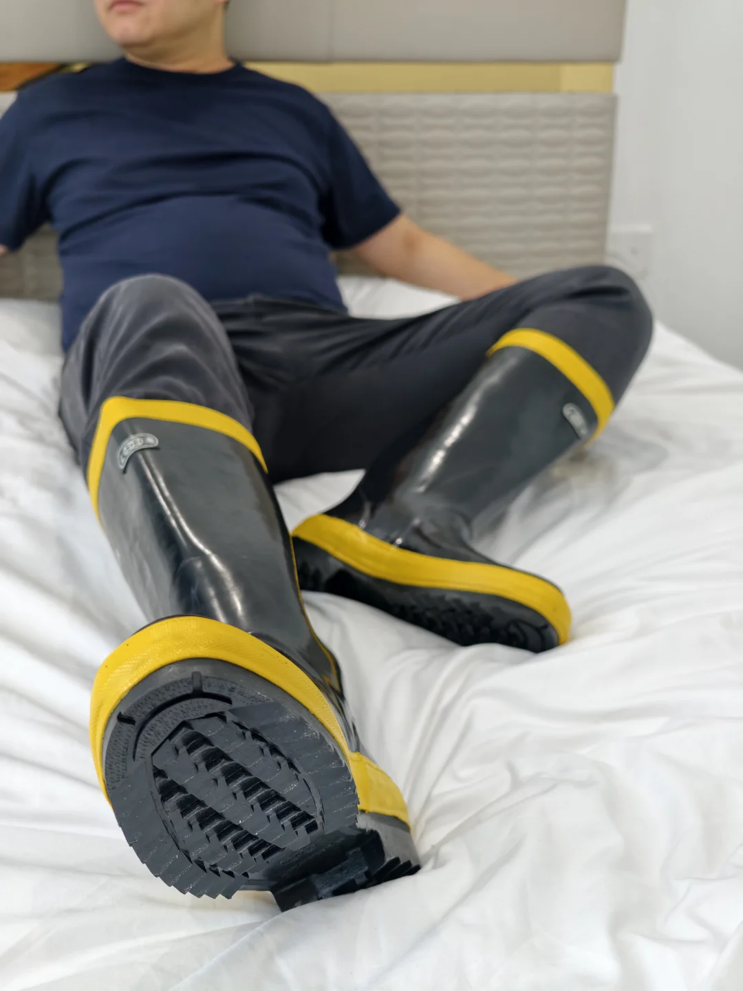 雨靴展示，无不良引导行为