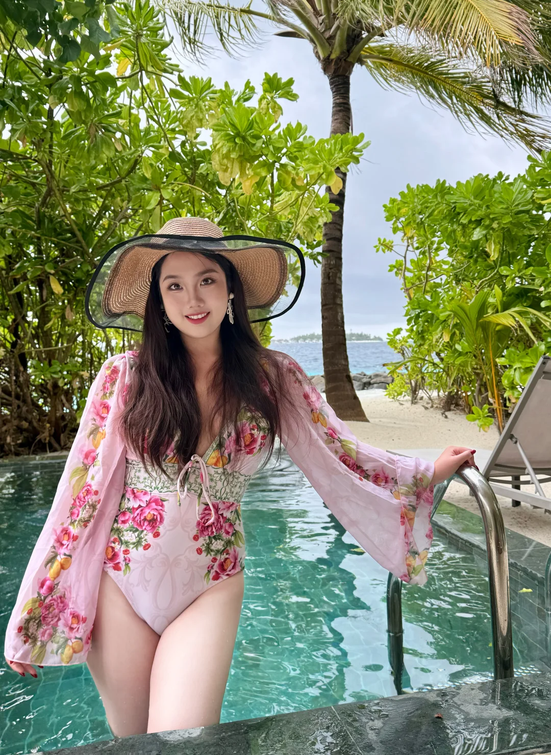 海边微胖美眉泳衣！