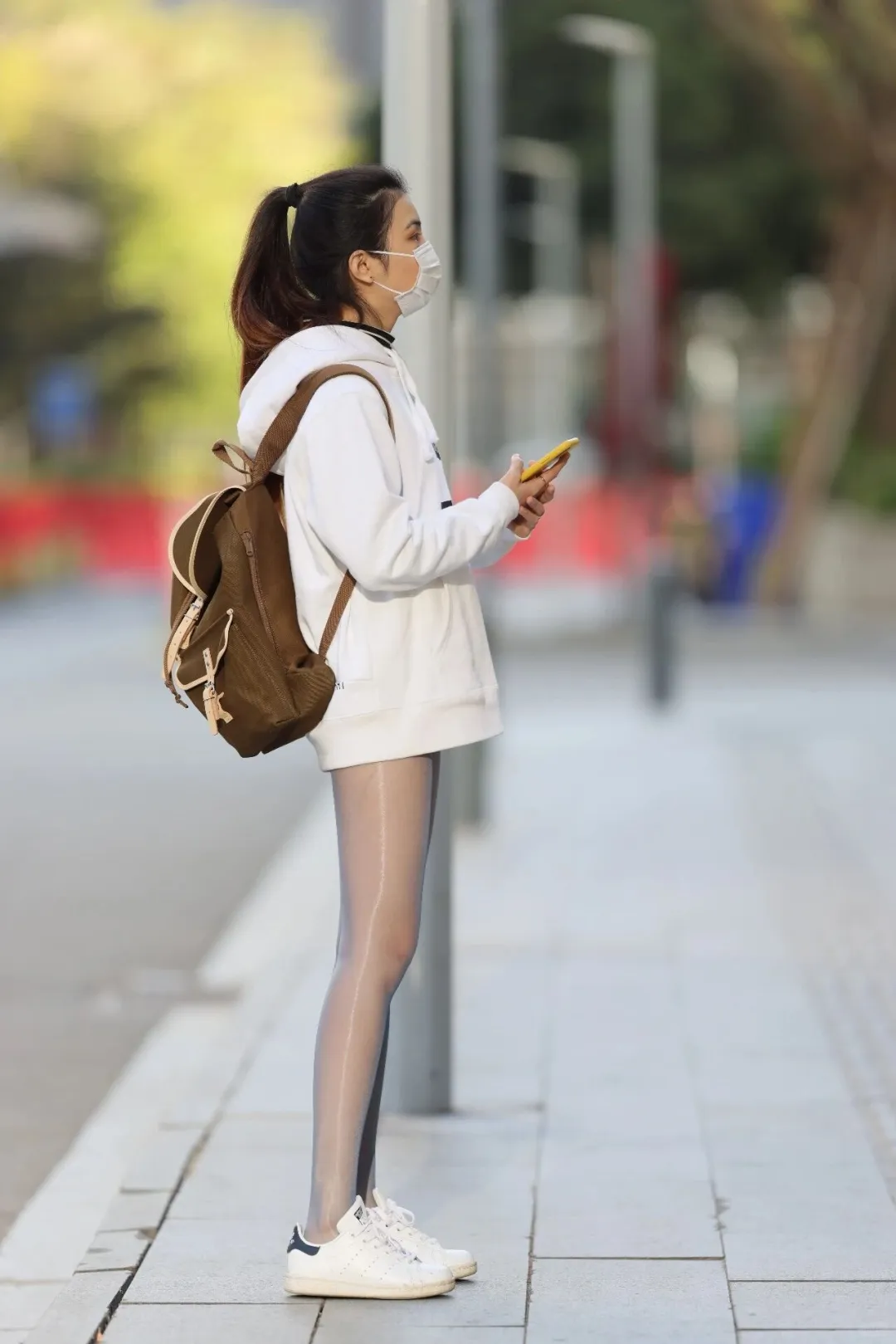 偶遇路边清纯的油亮丝袜少女