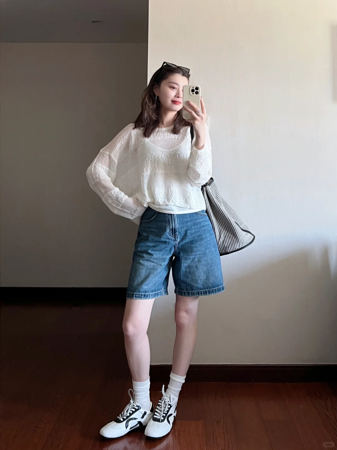 罩衫叠穿+牛仔中裤，轻松应对夏秋过渡季~