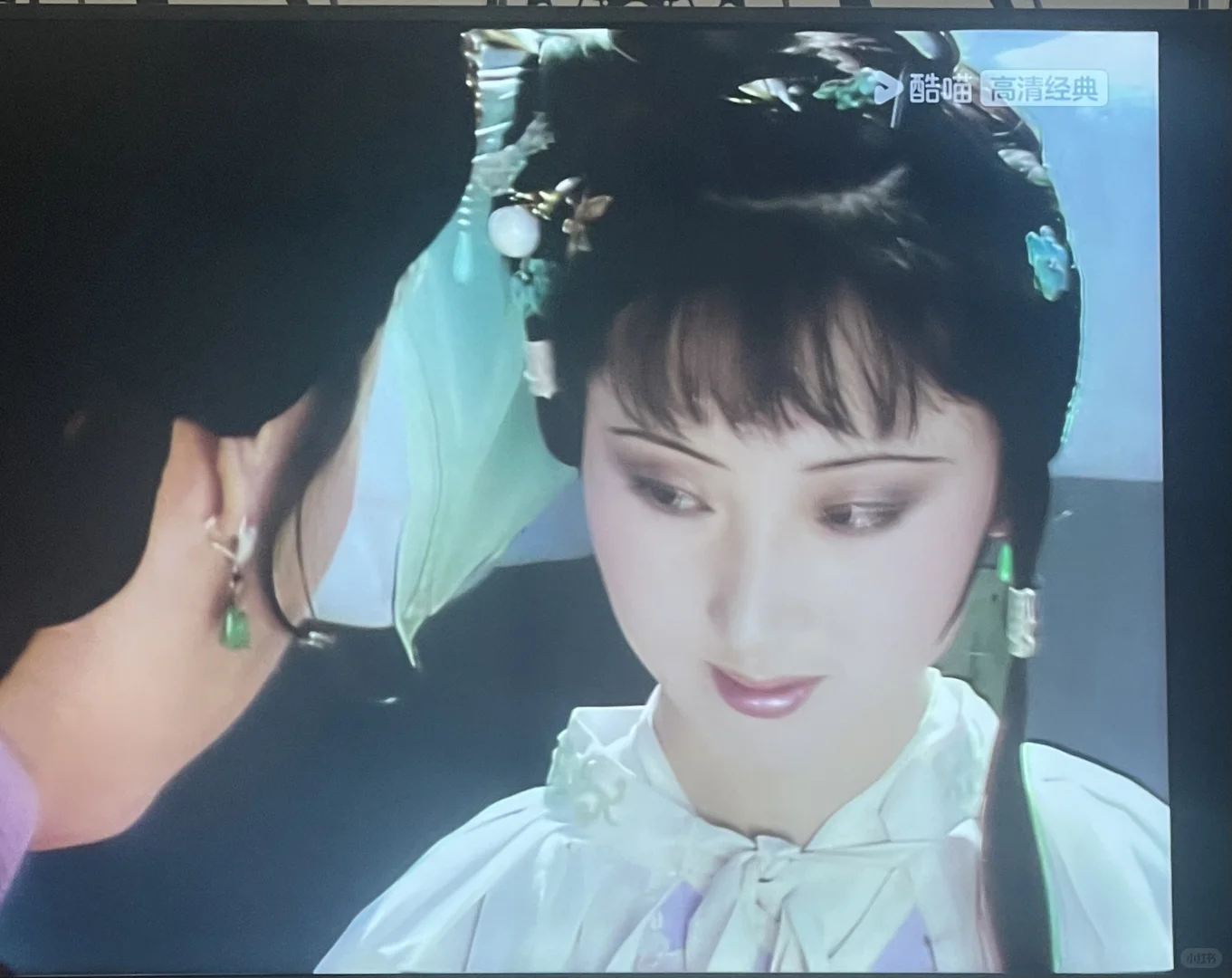 女主角还是得一袭白衣亮相