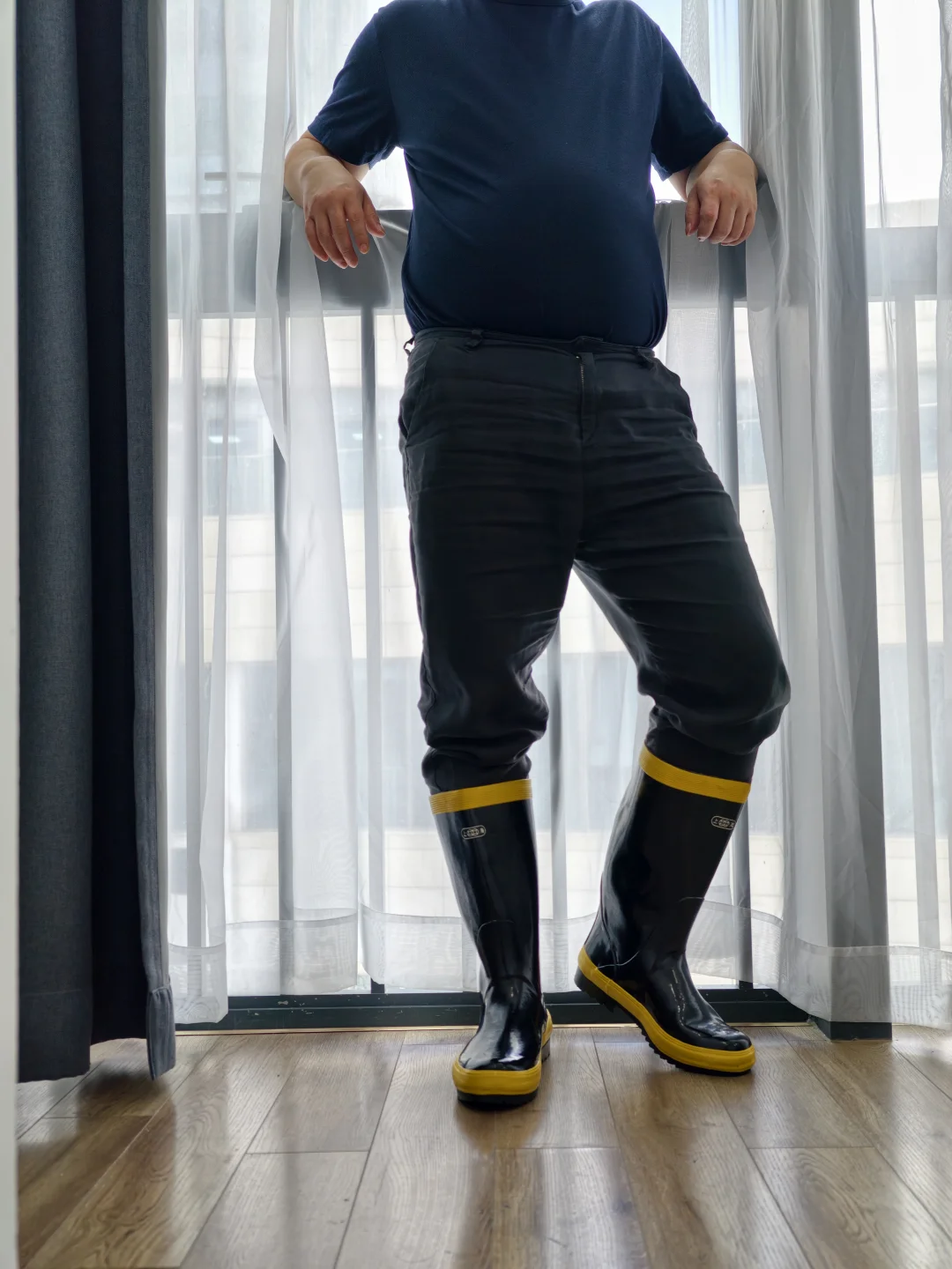 雨靴展示，无不良引导行为