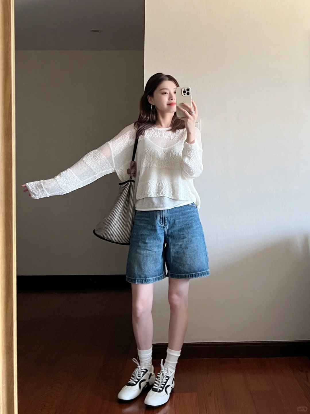 罩衫叠穿+牛仔中裤，轻松应对夏秋过渡季~