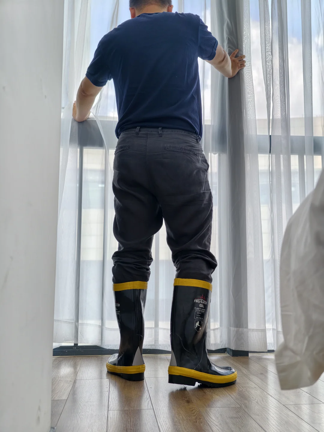 雨靴展示，无不良引导行为