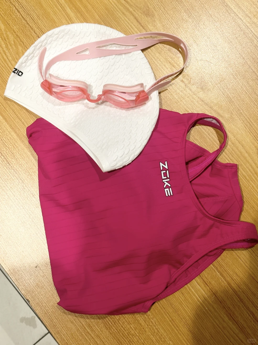 学会游泳第一件事 当然是买新泳衣