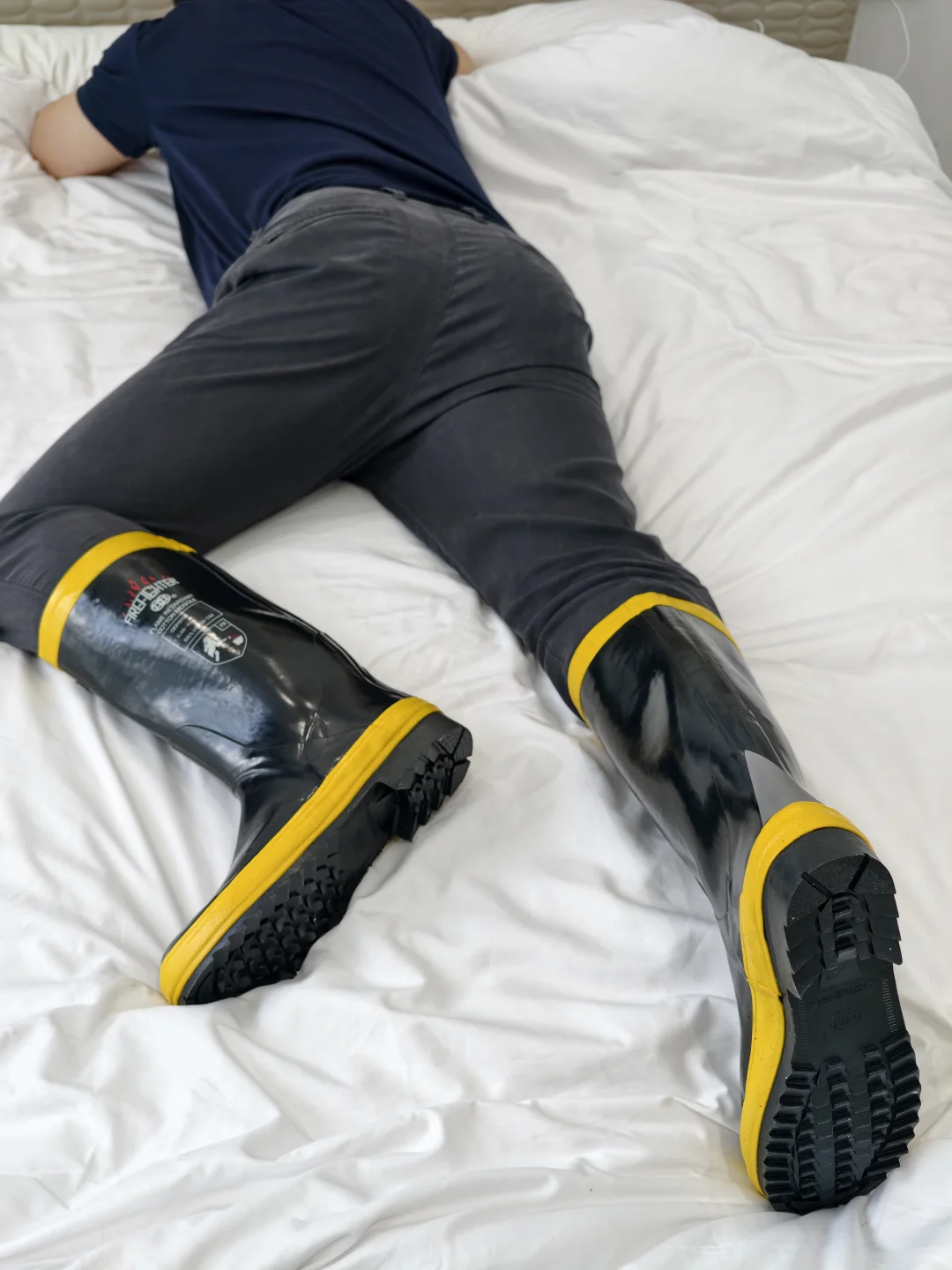 雨靴展示，无不良引导行为