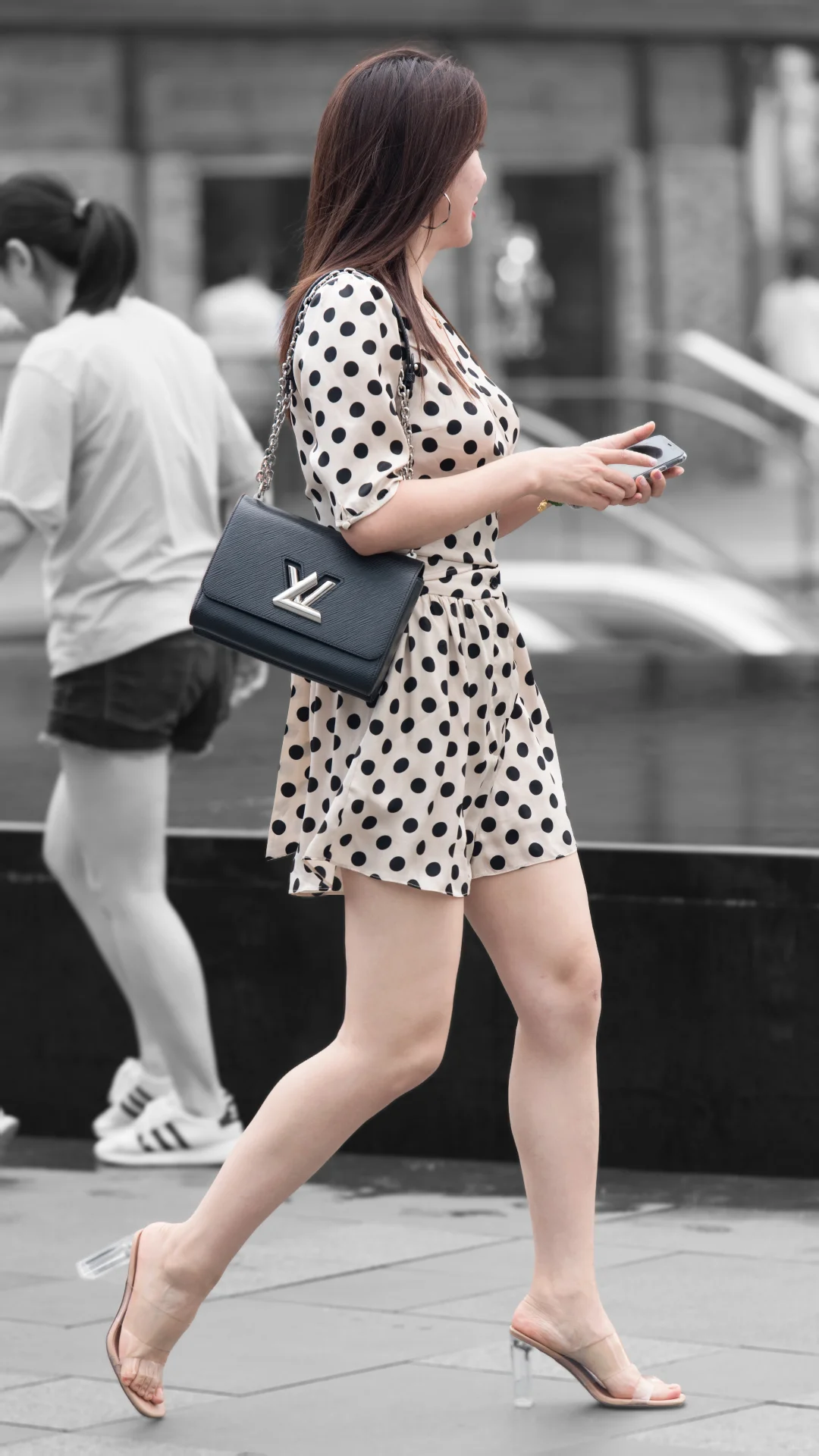 穿波点裙踩透明高跟 逛gai这气质绝了