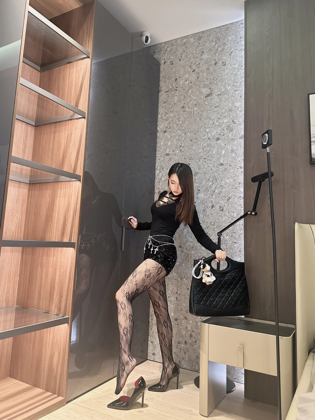 姐感：这次是红底高跟👠