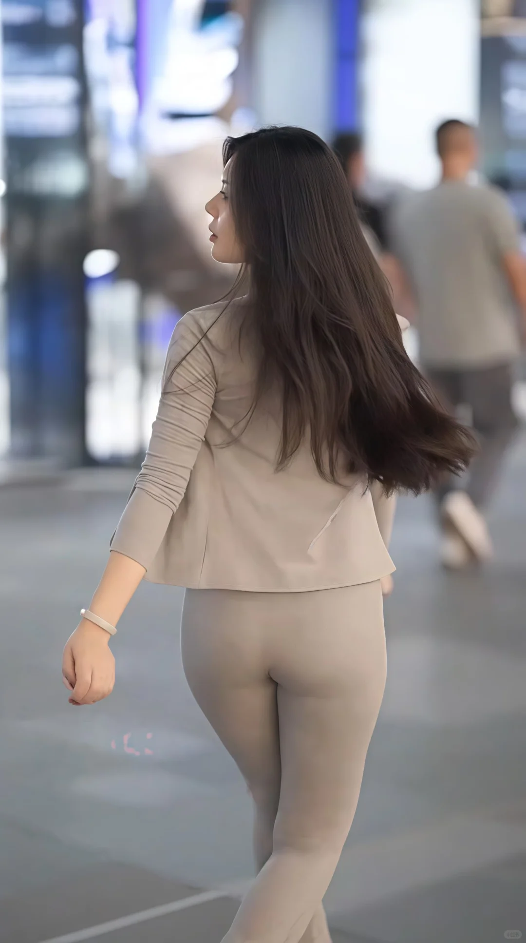 街拍美女 | 一身紧致衣服的美女