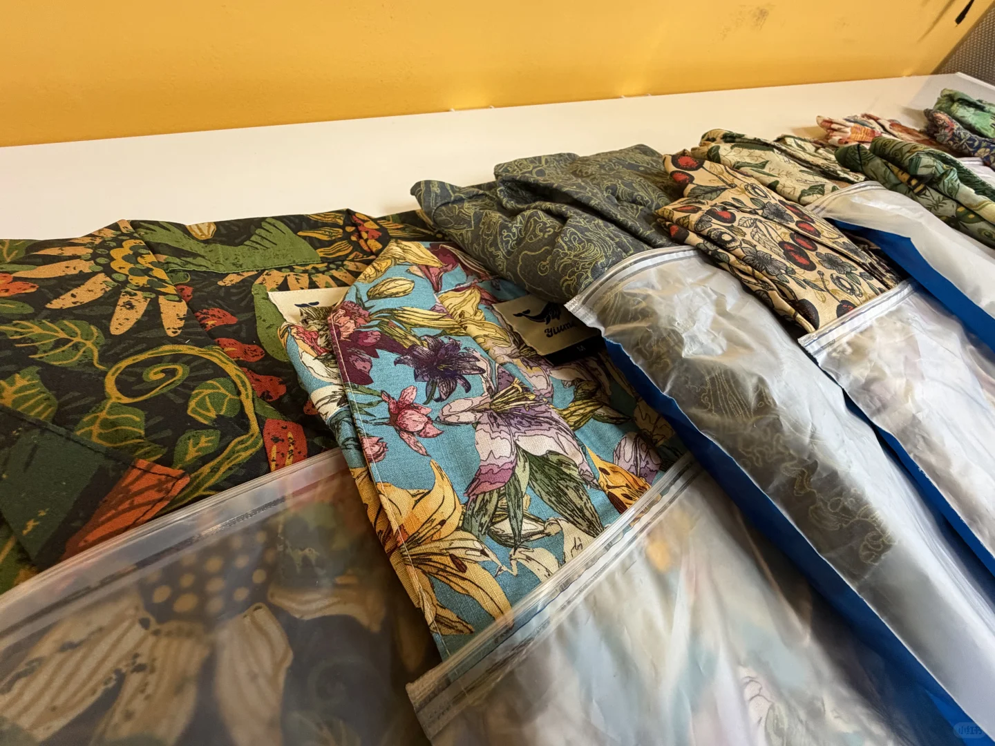 飞去海边度假的穿搭灵感：花衬衫 = 度假自由