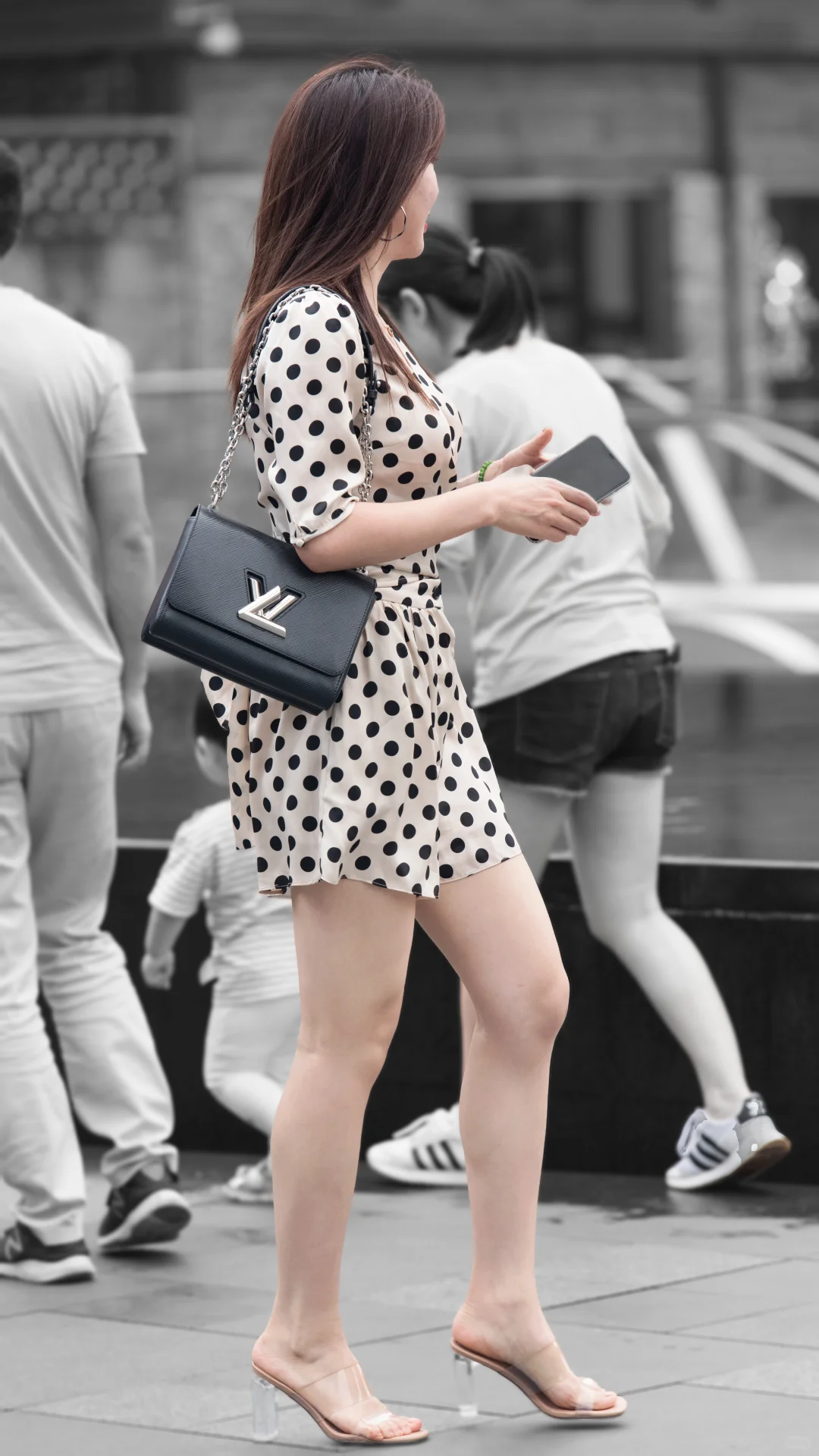 穿波点裙踩透明高跟 逛gai这气质绝了