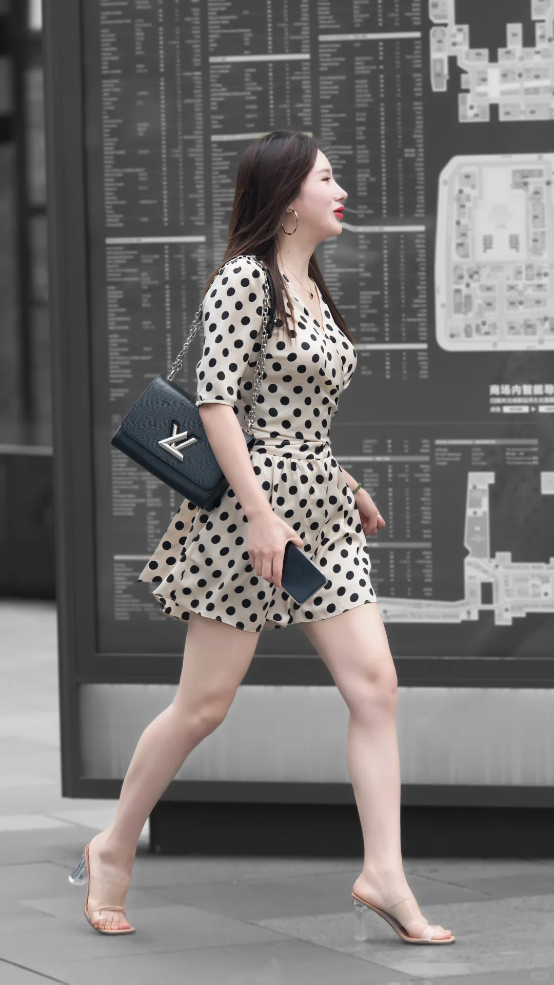 穿波点裙踩透明高跟 逛gai这气质绝了