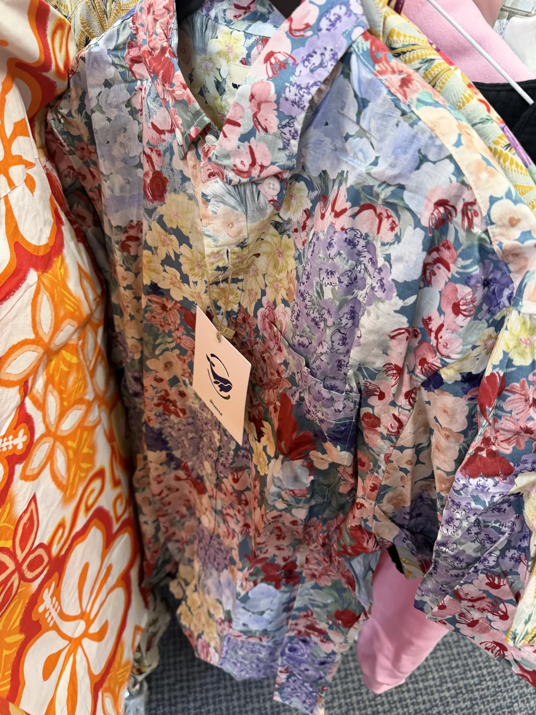 飞去海边度假的穿搭灵感：花衬衫 = 度假自由