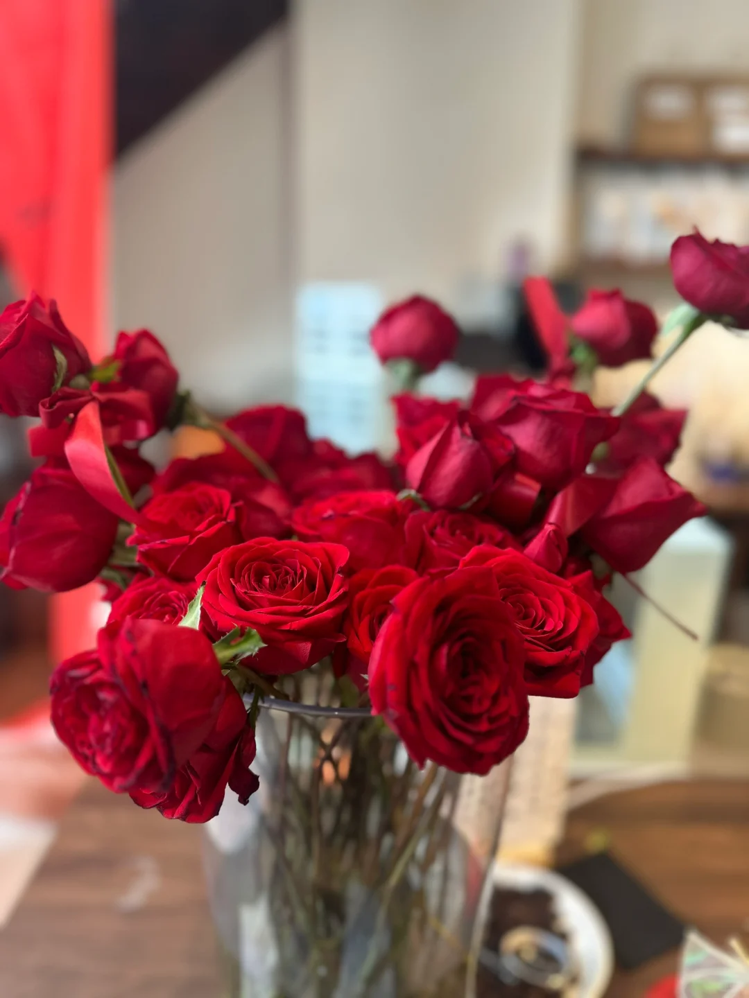 玫瑰娇艳 它有资格生长于荆棘上