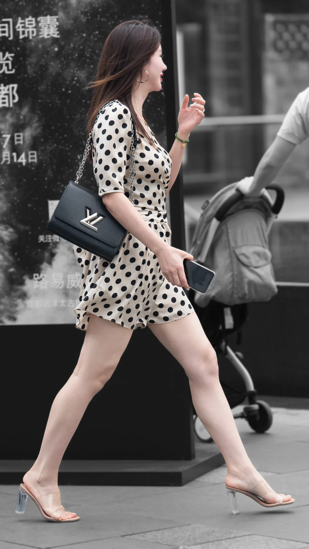 穿波点裙踩透明高跟 逛gai这气质绝了