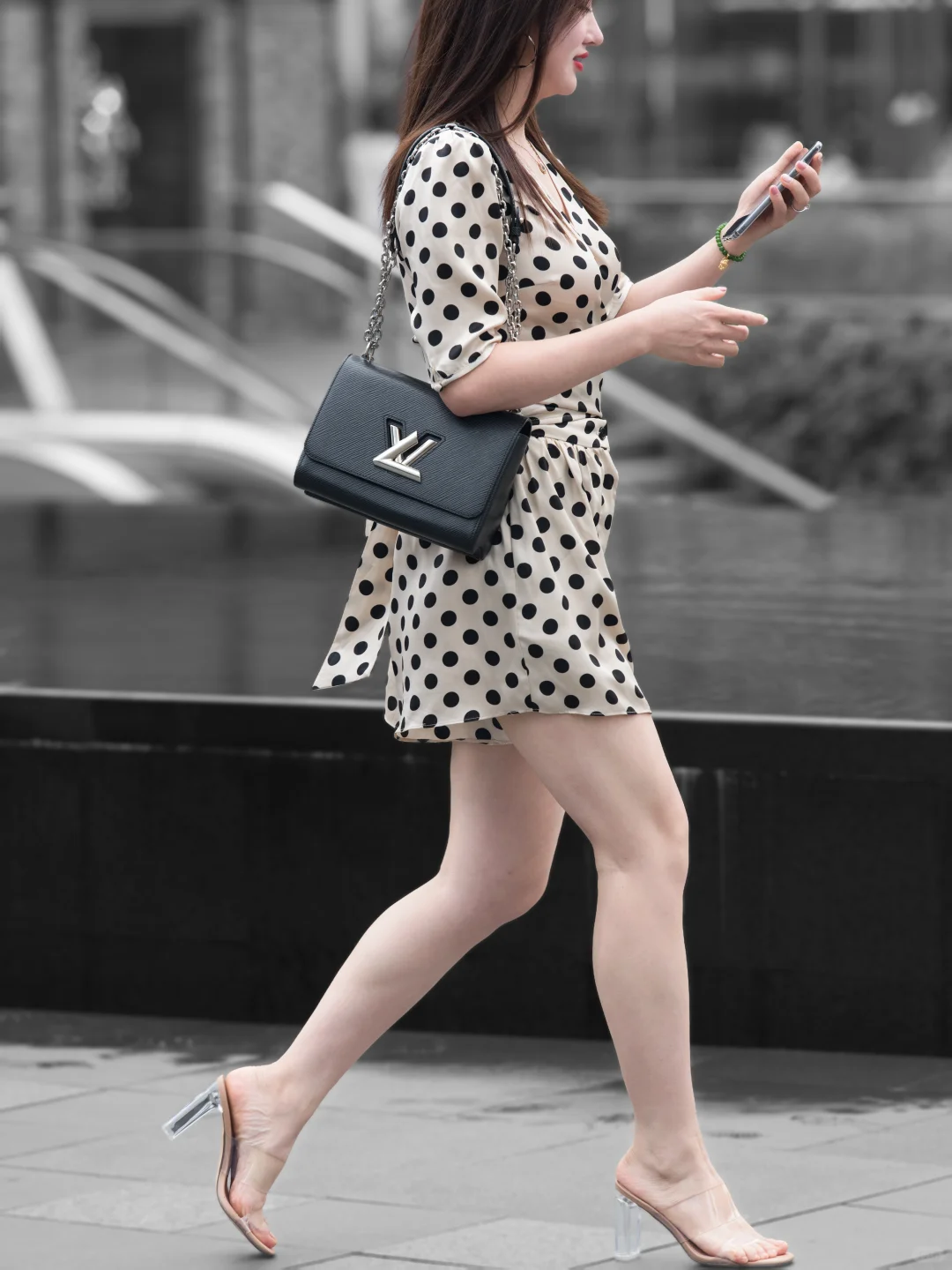 穿波点裙踩透明高跟 逛gai这气质绝了