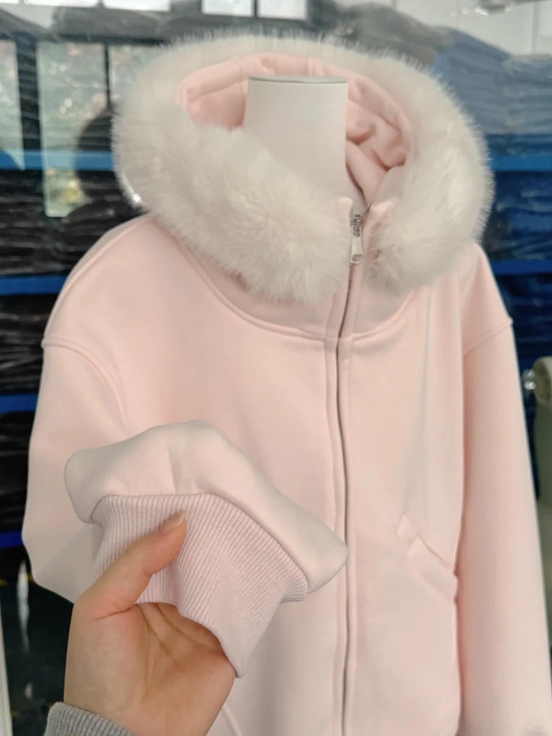 我爸厂里的卫衣外套，依姐妹们加了白毛领