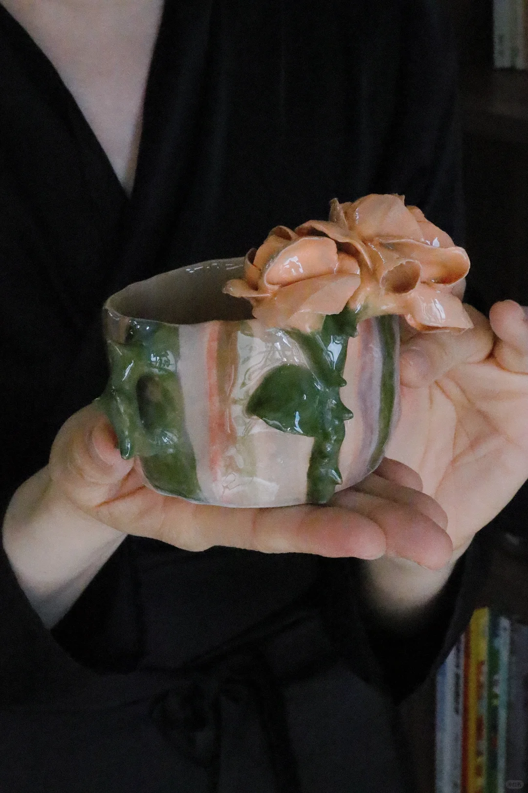 粉橘色的玫瑰看起来实在是娇艳香甜