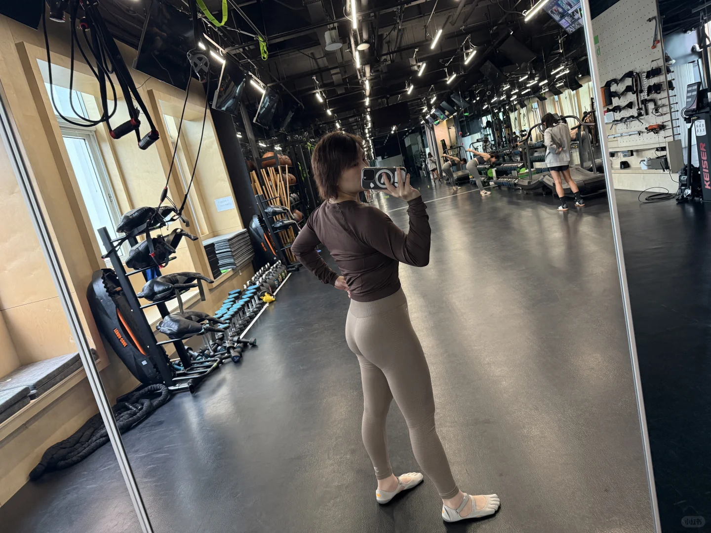 微胖穿绝了！这套棕色健身服藏肉又显曲线