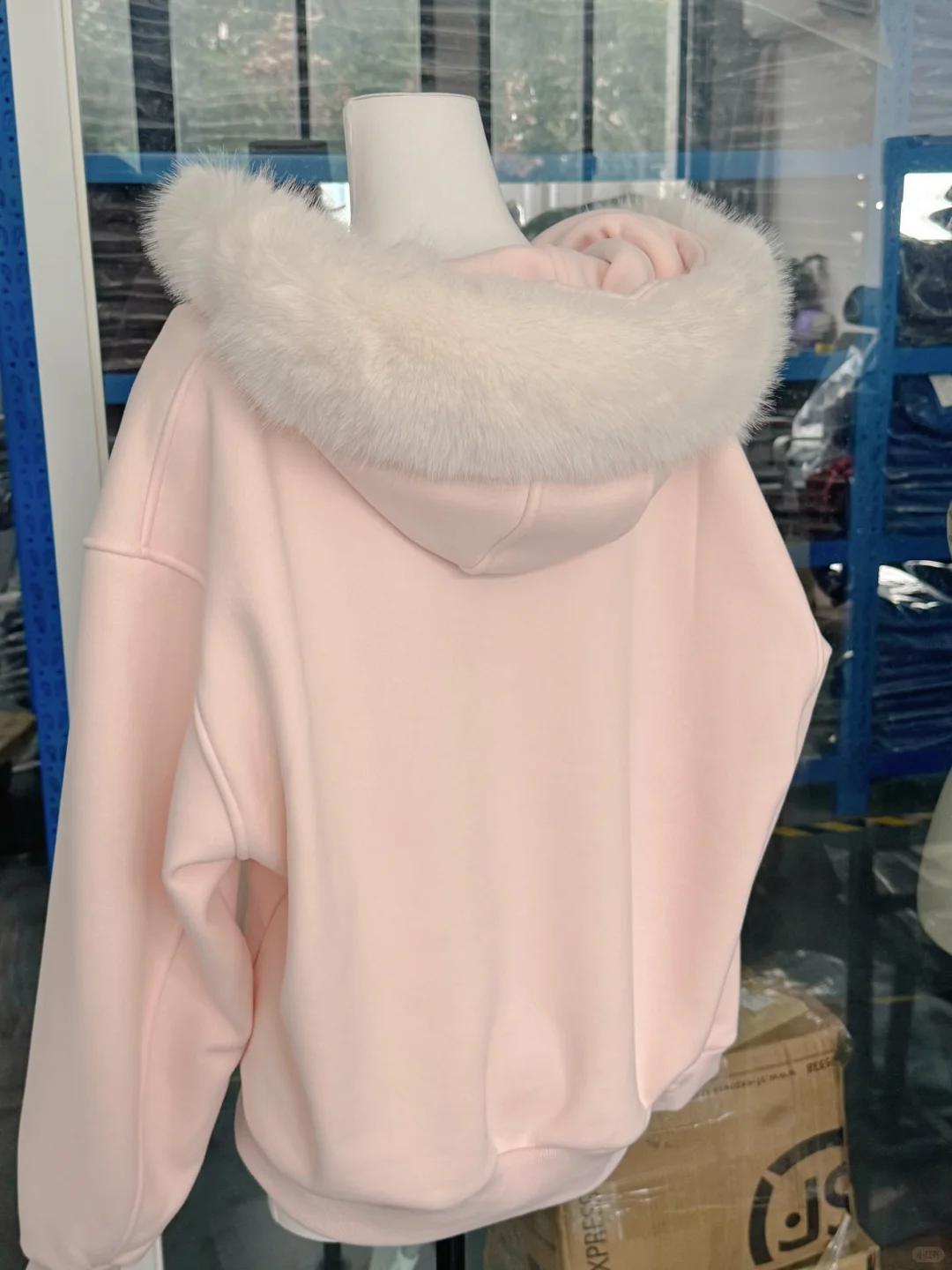 我爸厂里的卫衣外套，依姐妹们加了白毛领