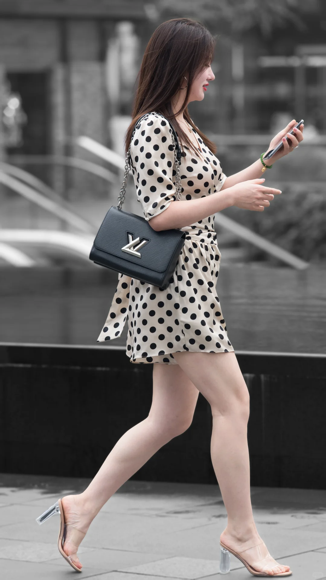 穿波点裙踩透明高跟 逛gai这气质绝了