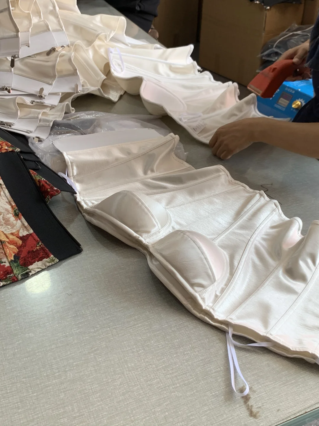 自家工厂直发的鱼骨胸衣，质感拉满！才100＋💰