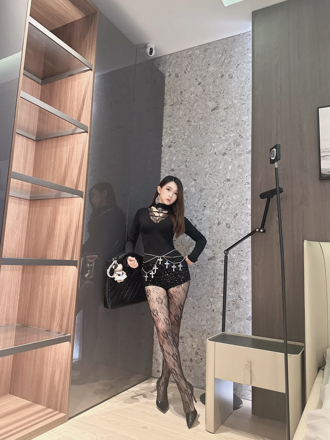 姐感：这次是红底高跟👠