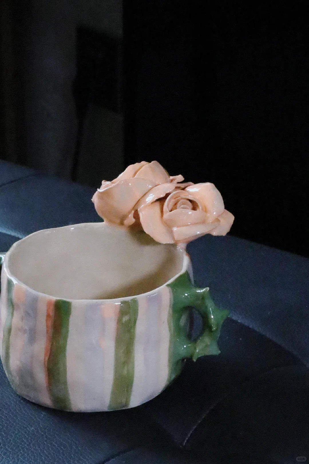 粉橘色的玫瑰看起来实在是娇艳香甜