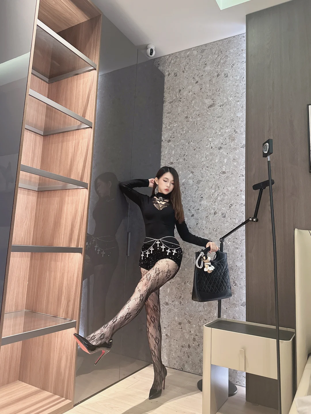 姐感：这次是红底高跟👠