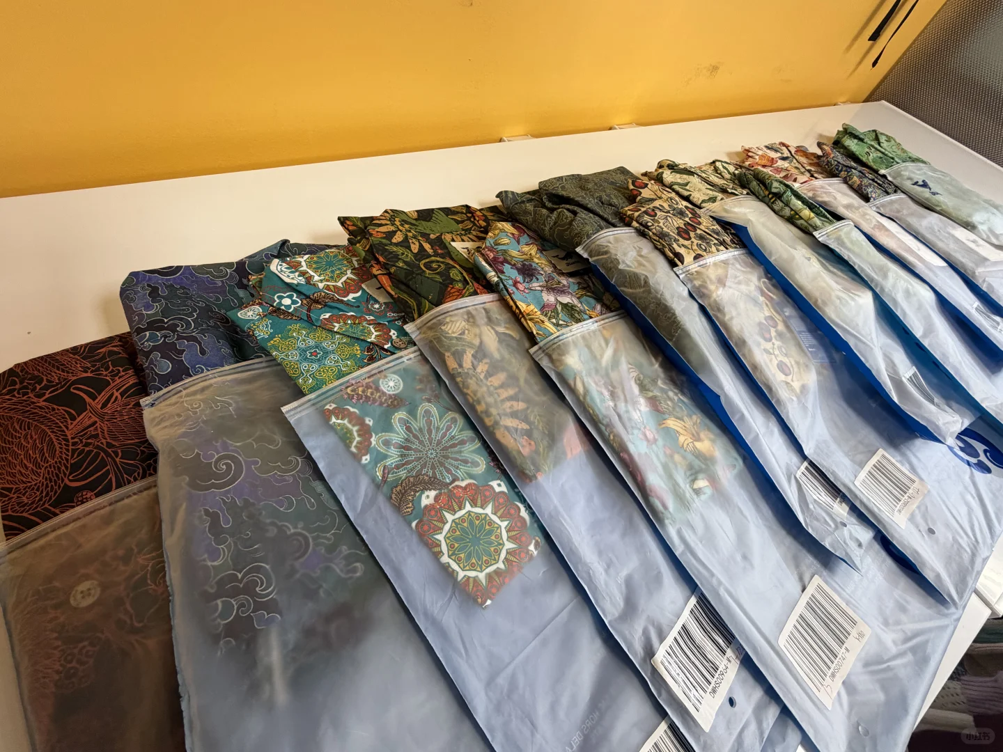 飞去海边度假的穿搭灵感：花衬衫 = 度假自由