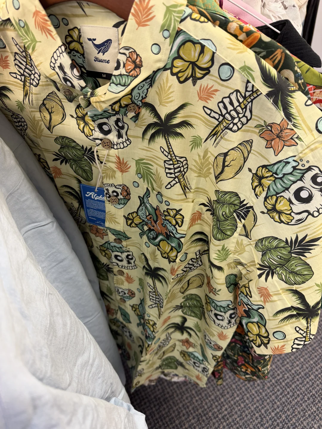 飞去海边度假的穿搭灵感：花衬衫 = 度假自由