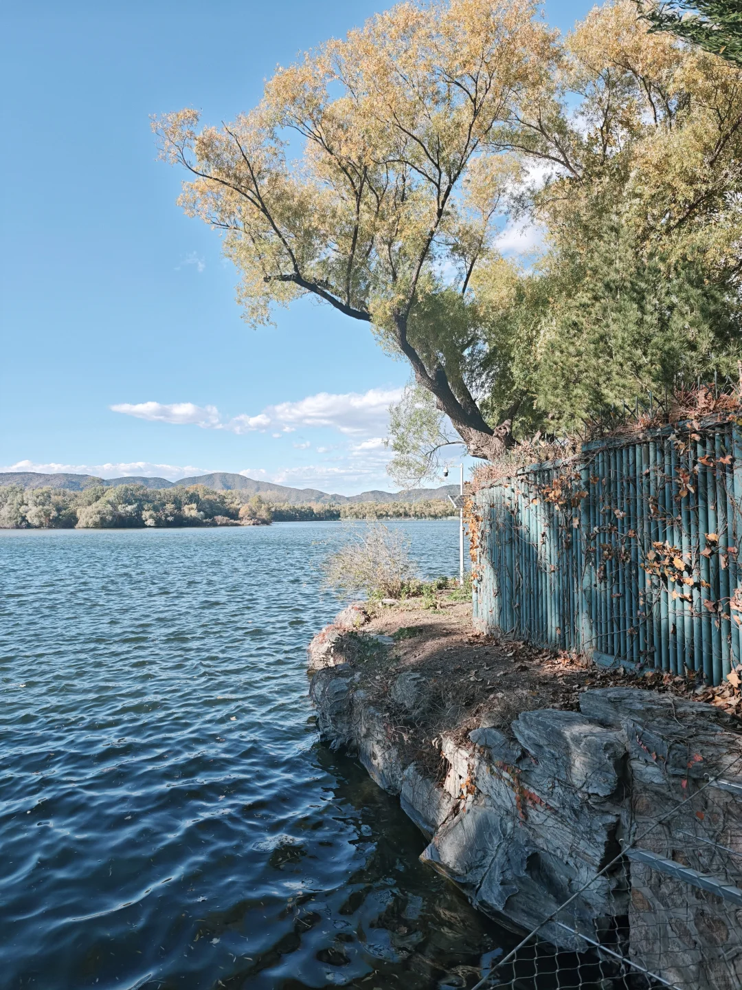 一亩园和旁边的颐和园