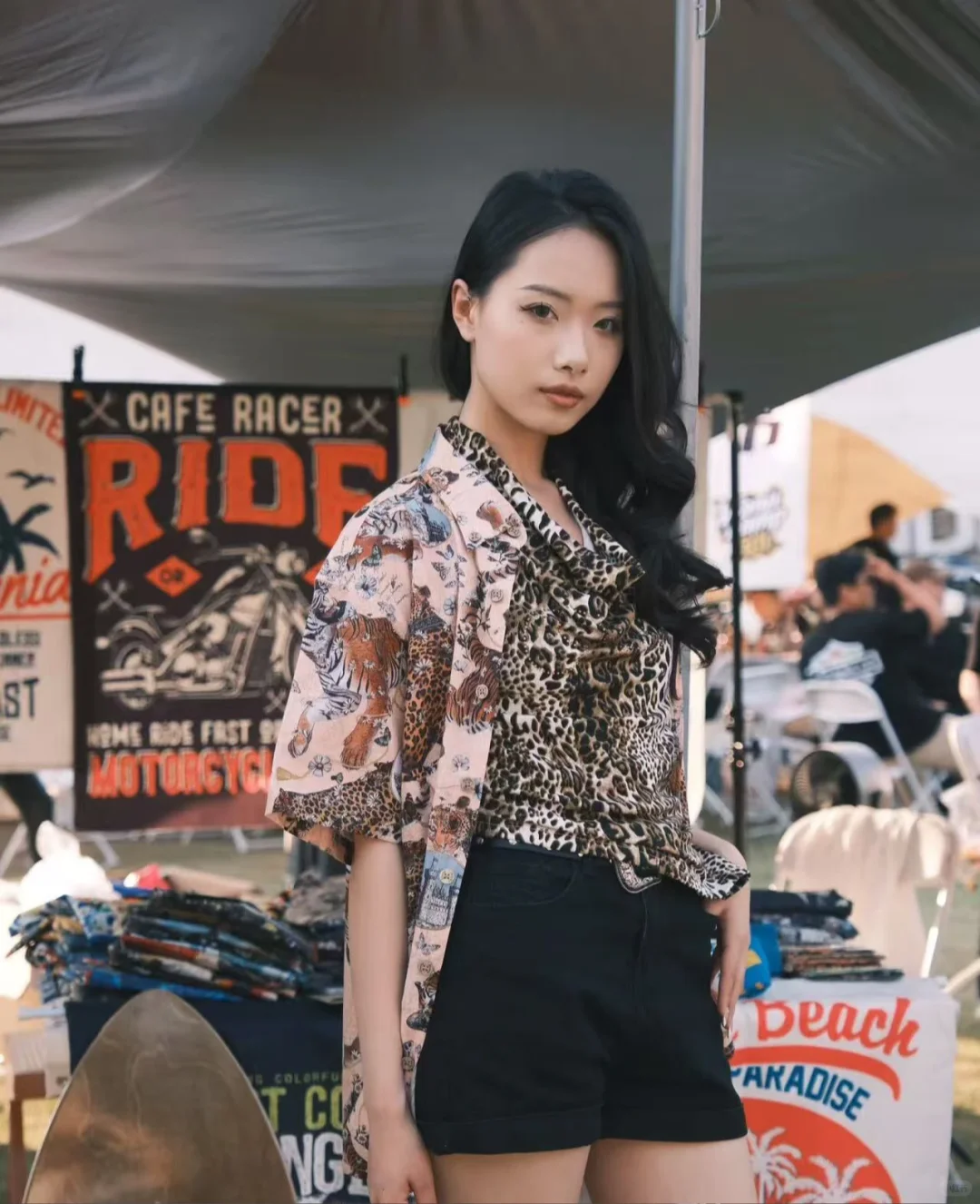 飞去海边度假的穿搭灵感：花衬衫 = 度假自由