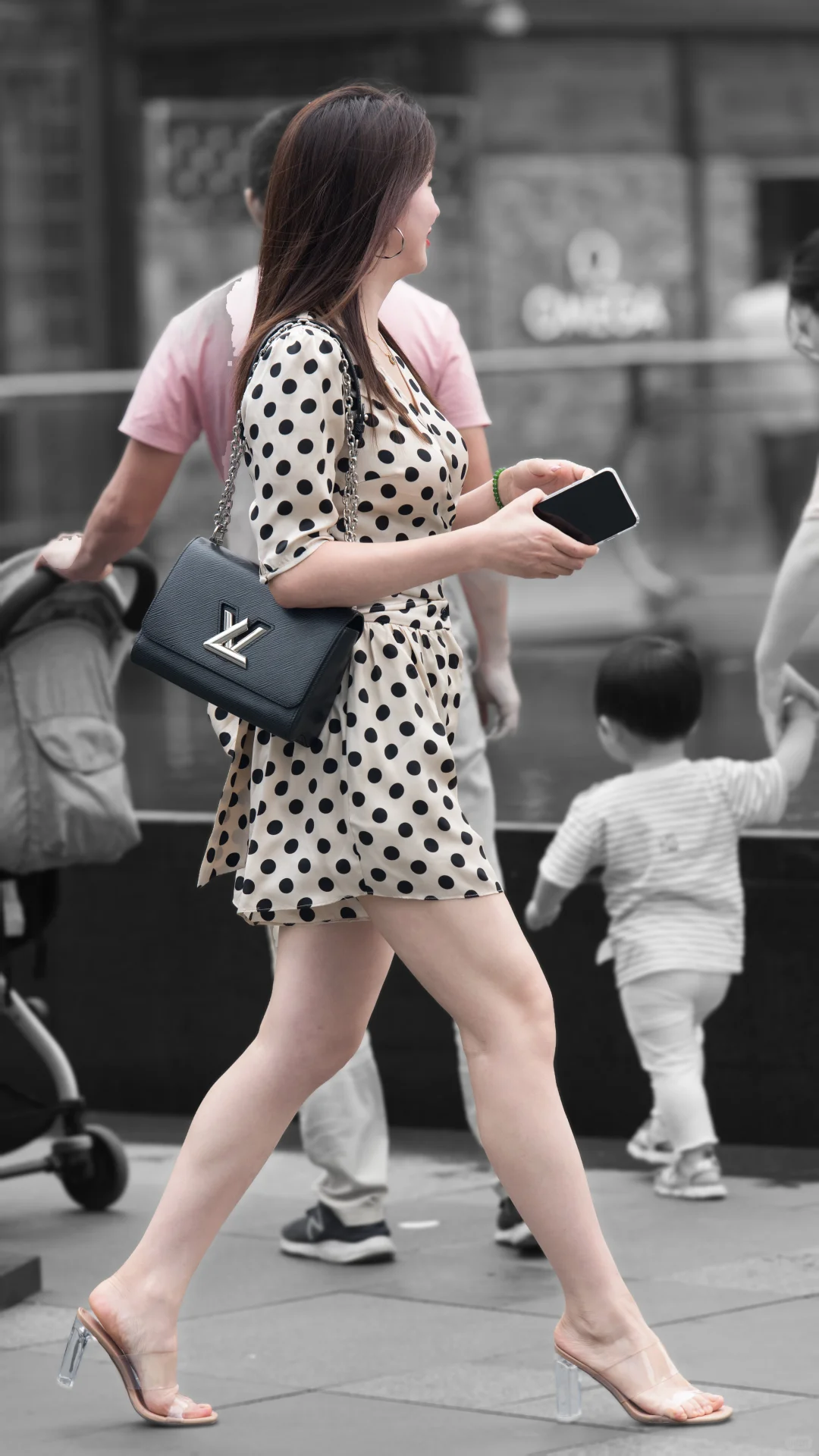 穿波点裙踩透明高跟 逛gai这气质绝了