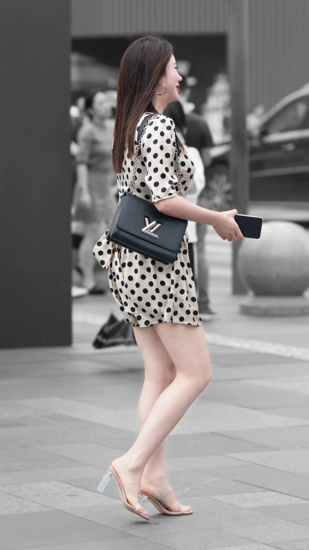 穿波点裙踩透明高跟 逛gai这气质绝了