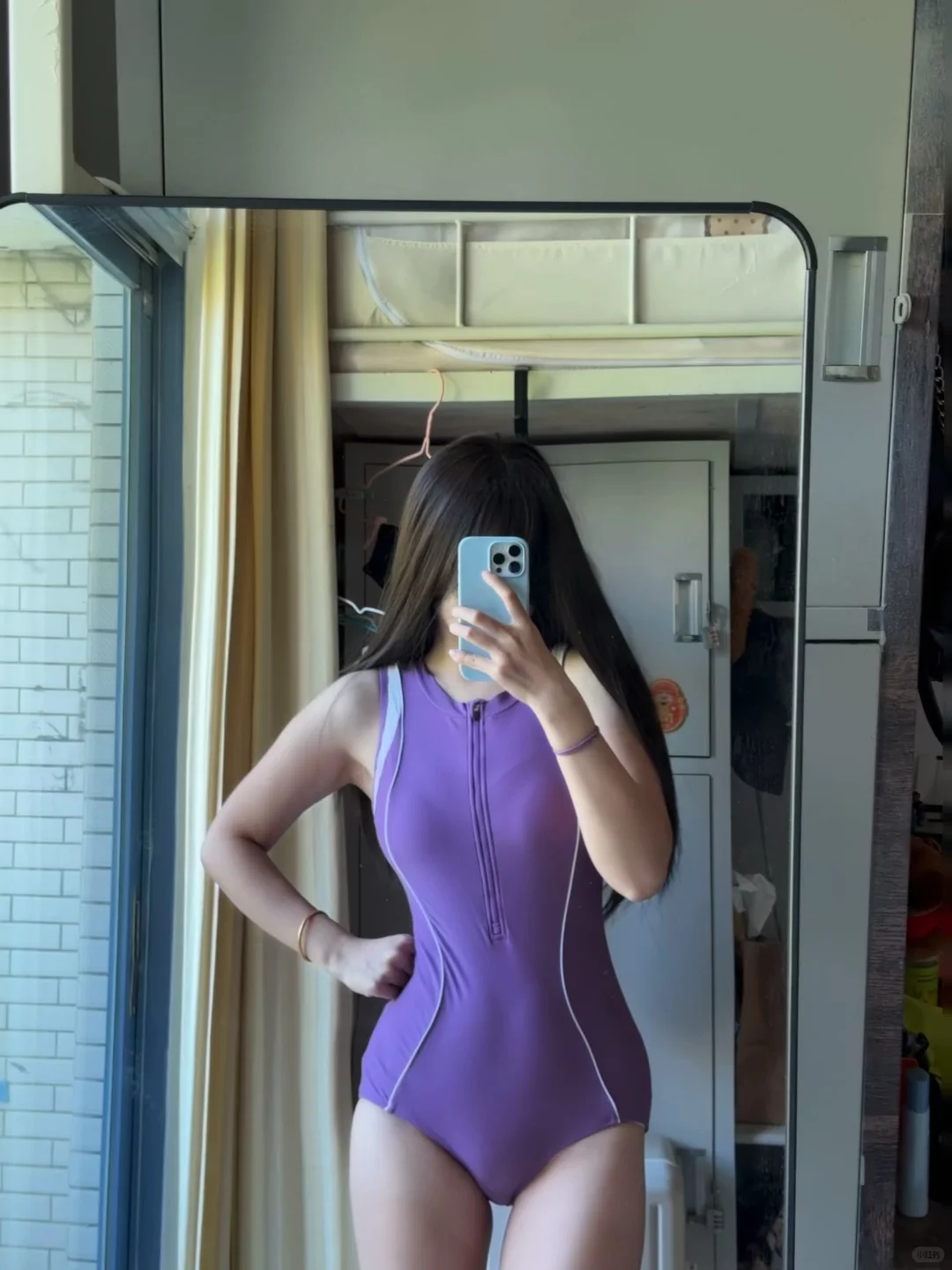 左滑 看女大学生游泳课上穿什么泳衣