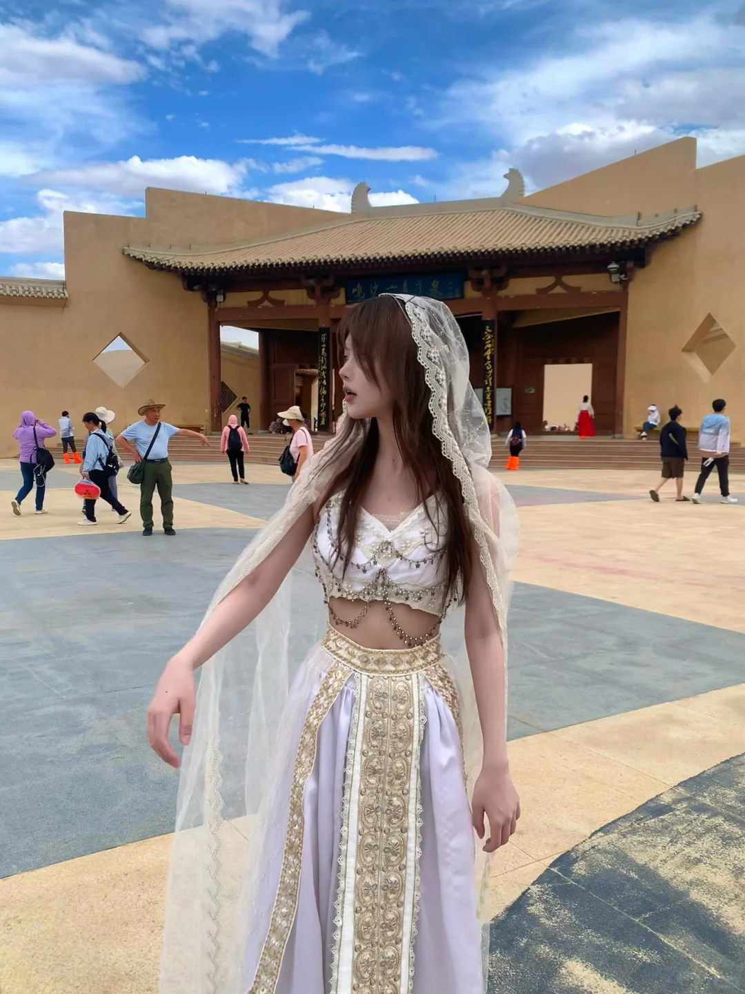 看一眼月牙泉 就回头