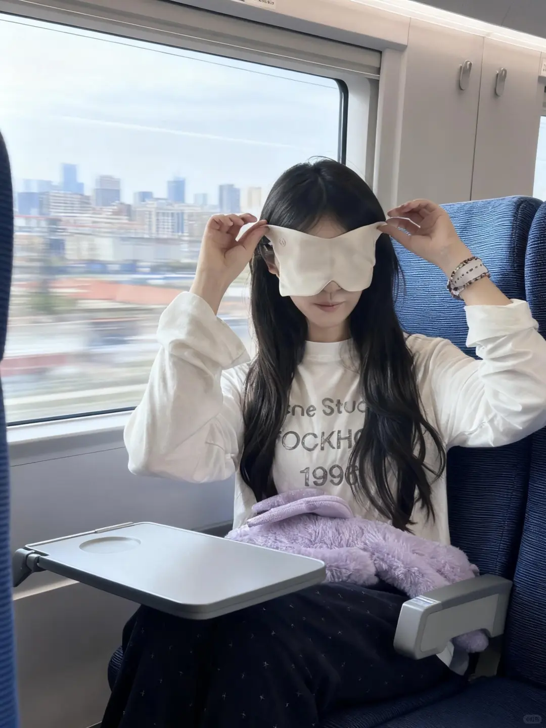 高铁上睡觉的我，撩了个女宝😘