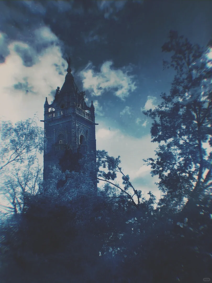 𝕲𝖑𝖔𝖔𝖒𝖞 𝕾𝖐𝖞