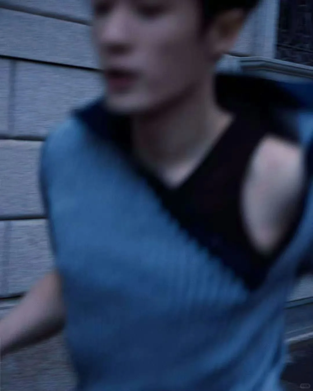 小露香肩，恰到好处的脆弱感和纤细感