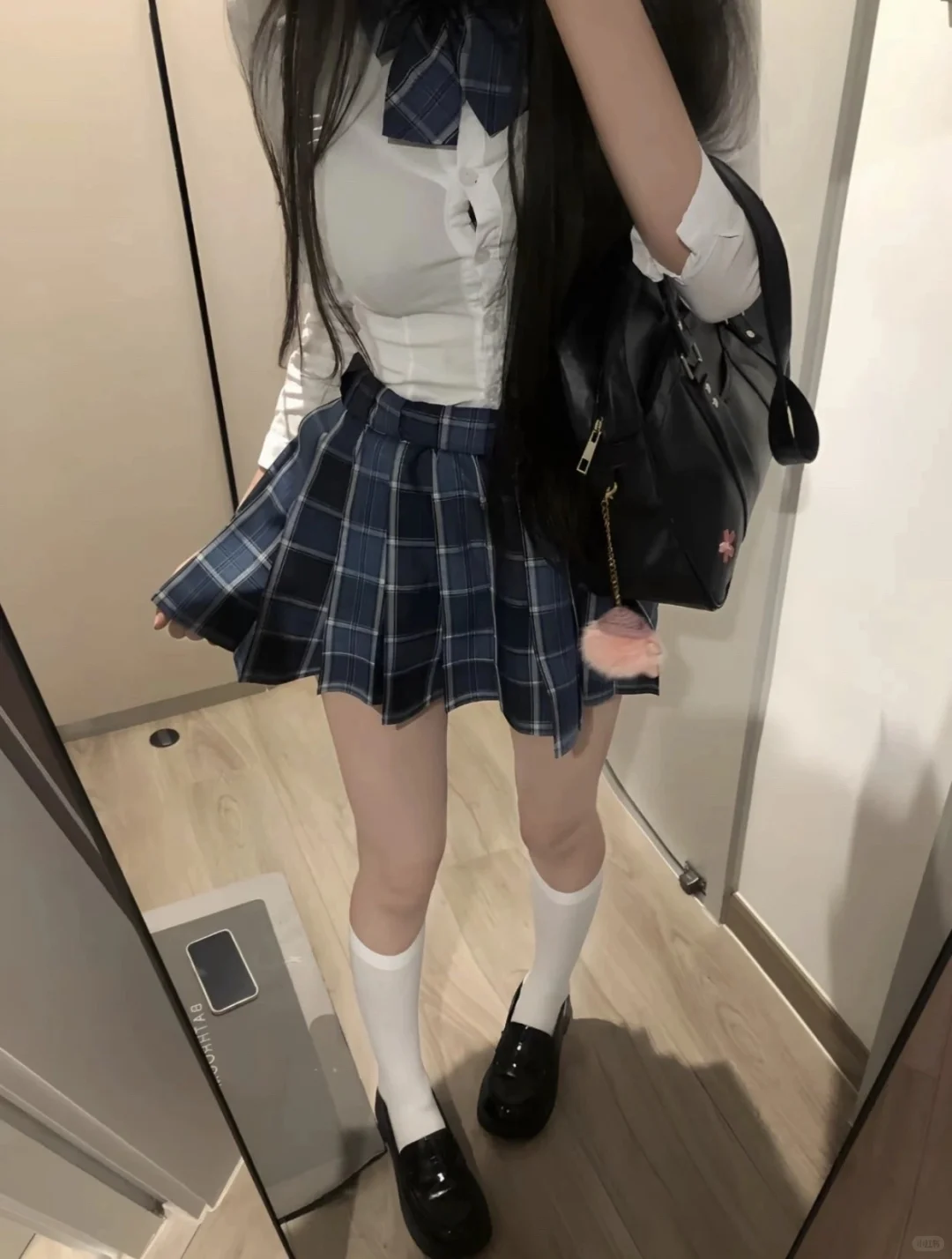 不露脸姿势📷。今天又是美美的一天