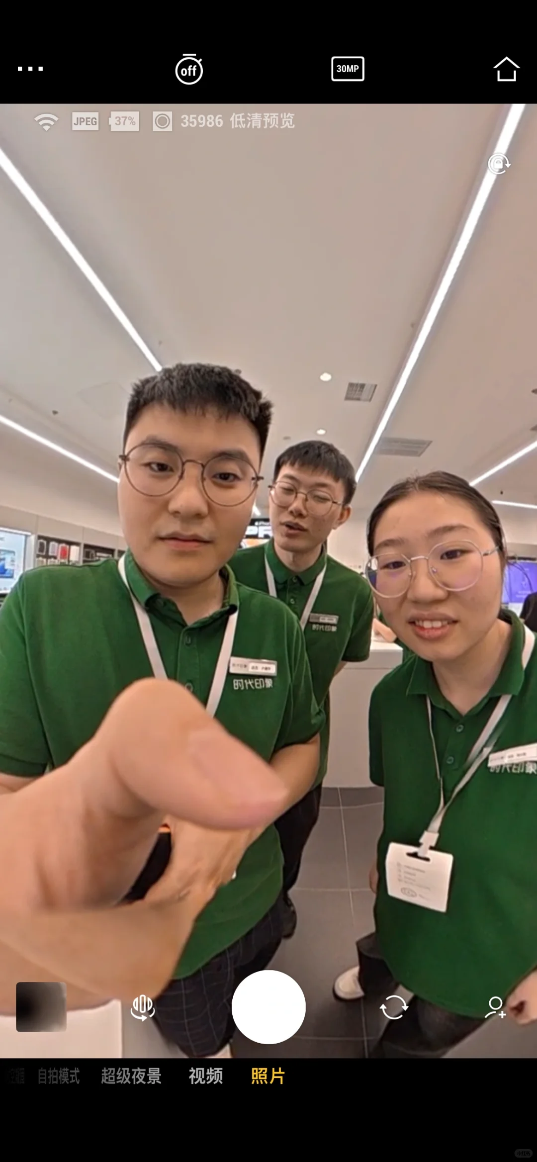 时代印象Apple授权店店员没顾客在干嘛