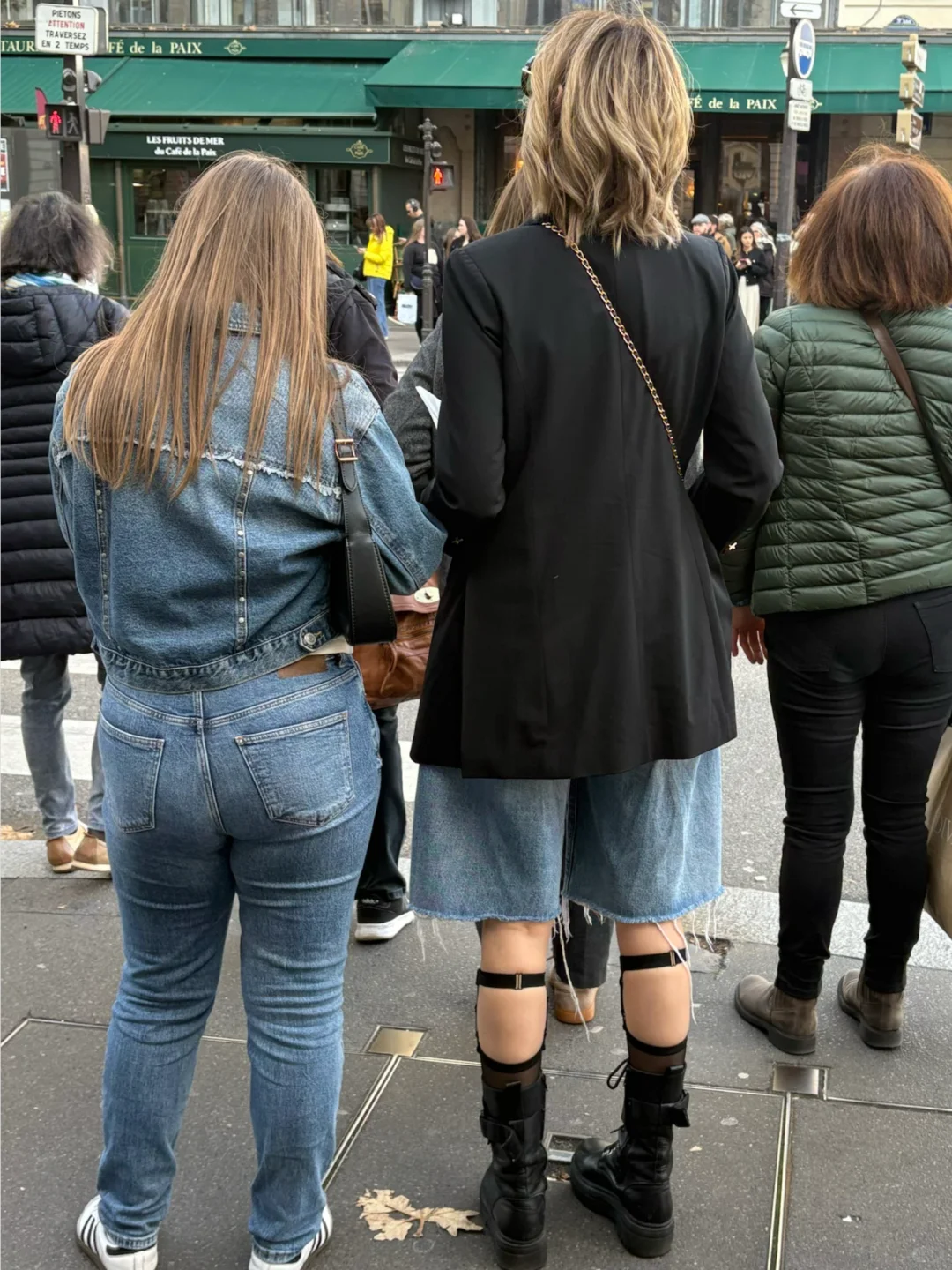 巴黎女孩儿街头路人穿搭 安静和灵动的