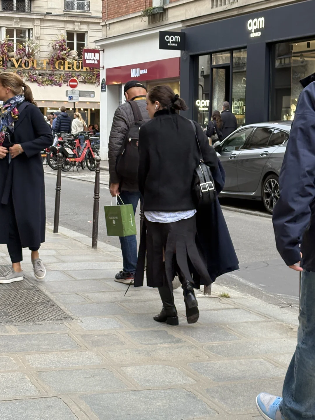 巴黎女孩儿街头路人穿搭 安静和灵动的
