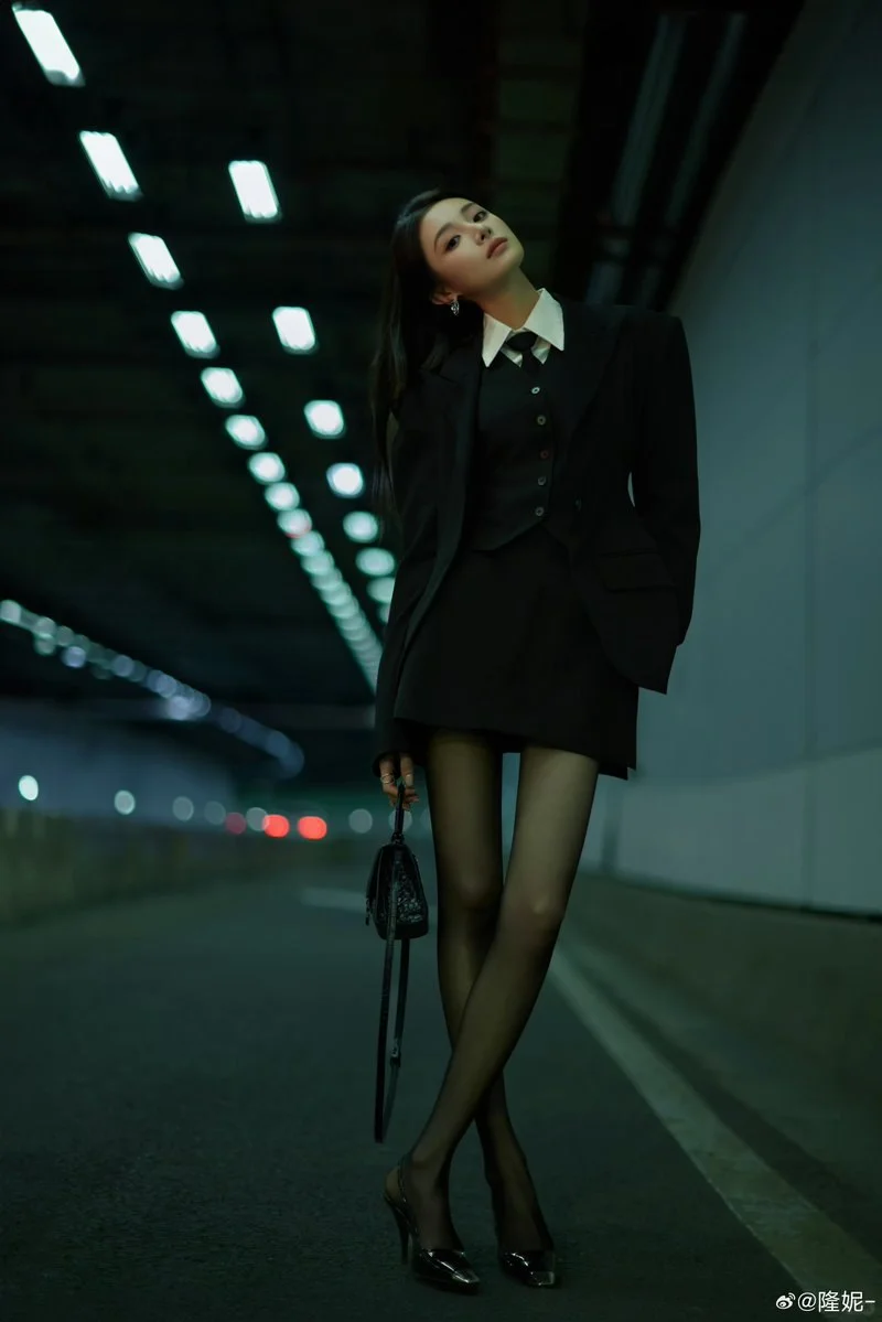 #隆妮 黑丝美腿细高跟